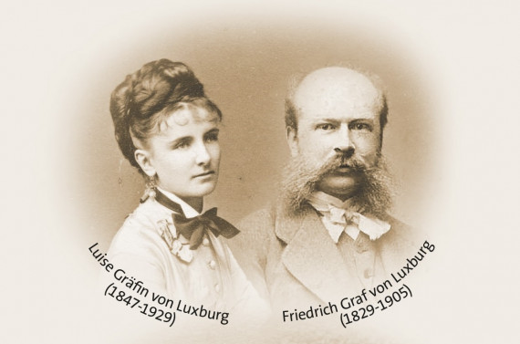 Portraits von Gräfin Luise und Graf Friedrich. Die Gräfin schaut nach rechts. Ihre Haare sind hochgesteckt und sie trägt eine Jacke und eine große Schleife um den Hals. Der Graf trägt einen Bart und ein Jackett. Unter den Portraits steht: Luise Gräfin von Luxburg (1847-1929) und Friedrich Graf von Luxburg (1829-1905).