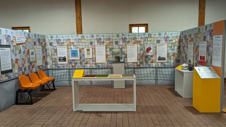 Blick in den Ausstellungsraum &amp;quot;Sportplatz&amp;quot;. Zu h&ouml;ren sind unter anderem Fanges&auml;nge. Einzelobjekte zeigen die Vielfalt des Sports.  Foto: Anne Kraft