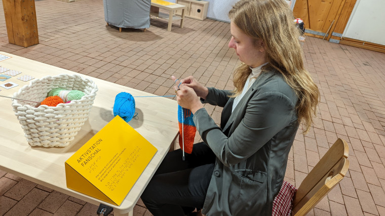 Verschiedene Aktivstation laden Sie zum Mitmachen und Ausprobieren ein. Wer strickt am Fanschal mit? Foto: Anne Kraft