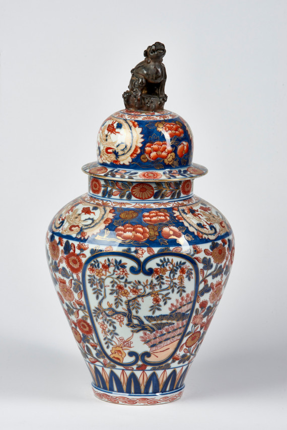 Deckelvase mit Fo-Hund auf dem Deckel und Gestaltung in blau, rot, grün und weiß.